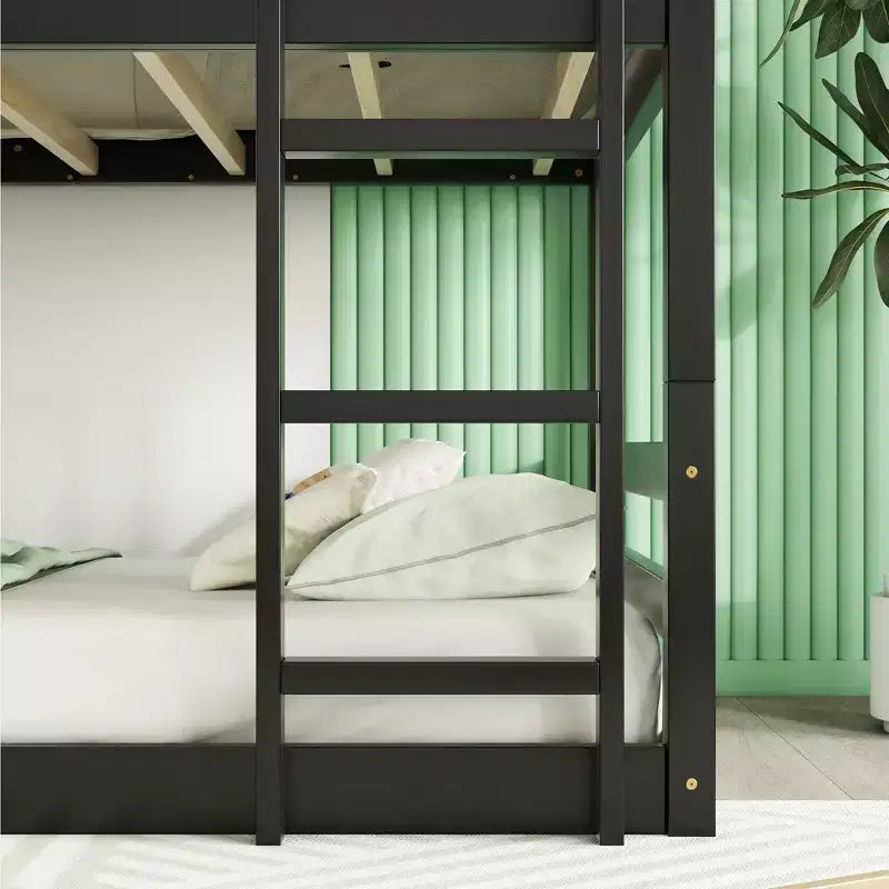 Letto a castello triplo e doppio Whisen in legno di gomma, smontabile, con due scale integrate e sponde di sicurezza