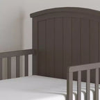 Lettino per bambini Child Craft Hampton con parte superiore ad arco e sponde di protezione, design ribassato, in legno di pino, linee pulite adatte a qualsiasi arredamento