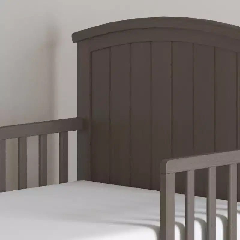Lettino per bambini Child Craft Hampton con parte superiore ad arco e sponde di protezione, design ribassato, in legno di pino, linee pulite adatte a qualsiasi arredamento