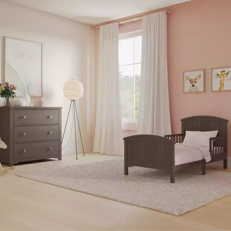 Lettino per bambini Child Craft Hampton con parte superiore ad arco e sponde di protezione, design ribassato, in legno di pino, linee pulite adatte a qualsiasi arredamento