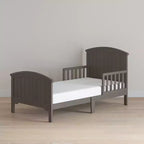 Lettino per bambini Child Craft Hampton con parte superiore ad arco e sponde di protezione, design ribassato, in legno di pino, linee pulite adatte a qualsiasi arredamento