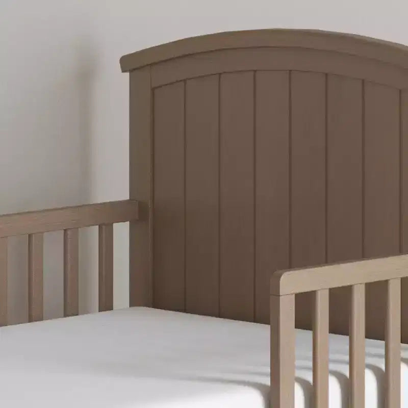Lettino per bambini Child Craft Hampton con parte superiore ad arco e sponde di protezione, design ribassato, in legno di pino, linee pulite adatte a qualsiasi arredamento