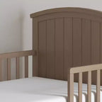 Lettino per bambini Child Craft Hampton con parte superiore ad arco e sponde di protezione, design ribassato, in legno di pino, linee pulite adatte a qualsiasi arredamento