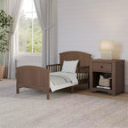 Lettino per bambini Child Craft Hampton con parte superiore ad arco e sponde di protezione, design ribassato, in legno di pino, linee pulite adatte a qualsiasi arredamento