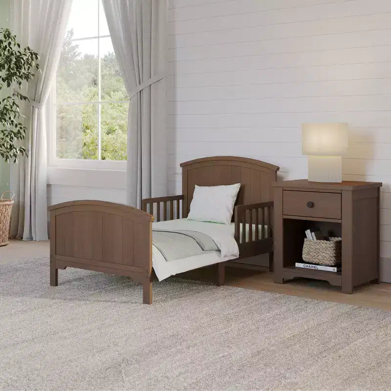 Lettino per bambini Child Craft Hampton con parte superiore ad arco e sponde di protezione, design ribassato, in legno di pino, linee pulite adatte a qualsiasi arredamento