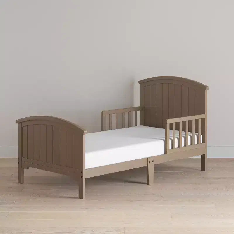 Lettino per bambini Child Craft Hampton con parte superiore ad arco e sponde di protezione, design ribassato, in legno di pino, linee pulite adatte a qualsiasi arredamento