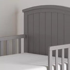 Lettino per bambini Child Craft Hampton con parte superiore ad arco e sponde di protezione, design ribassato, in legno di pino, linee pulite adatte a qualsiasi arredamento