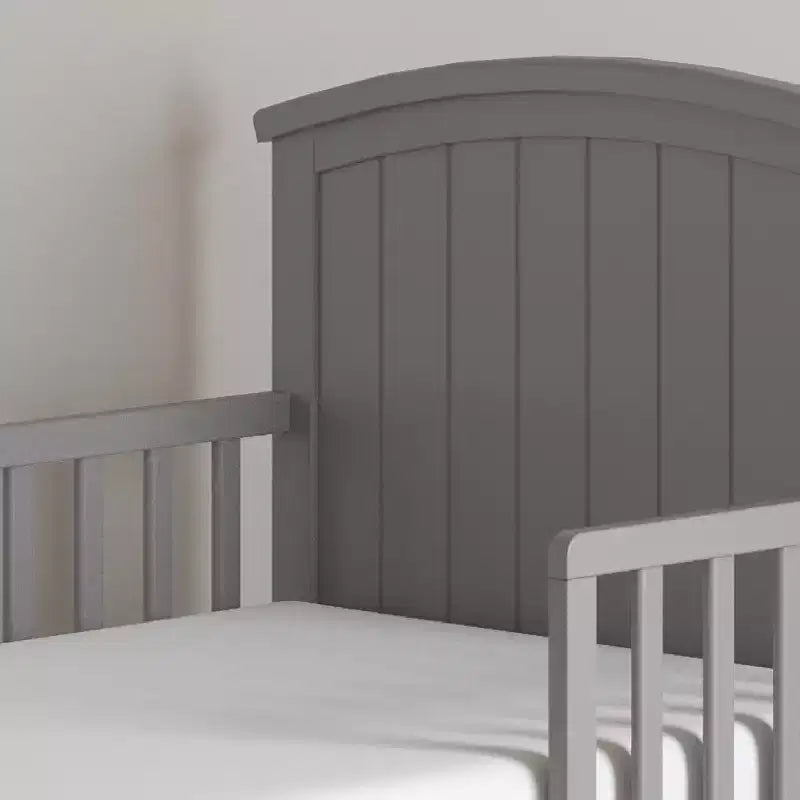 Lettino per bambini Child Craft Hampton con parte superiore ad arco e sponde di protezione, design ribassato, in legno di pino, linee pulite adatte a qualsiasi arredamento