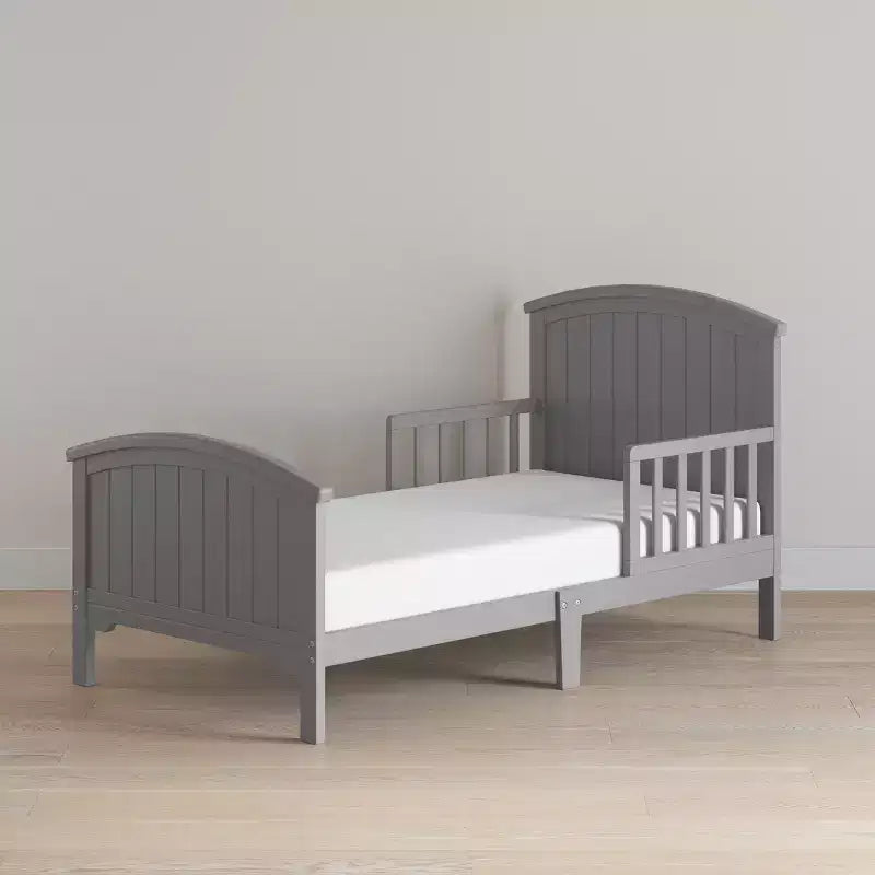 Lettino per bambini Child Craft Hampton con parte superiore ad arco e sponde di protezione, design ribassato, in legno di pino, linee pulite adatte a qualsiasi arredamento
