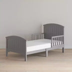 Lettino per bambini Child Craft Hampton con parte superiore ad arco e sponde di protezione, design ribassato, in legno di pino, linee pulite adatte a qualsiasi arredamento