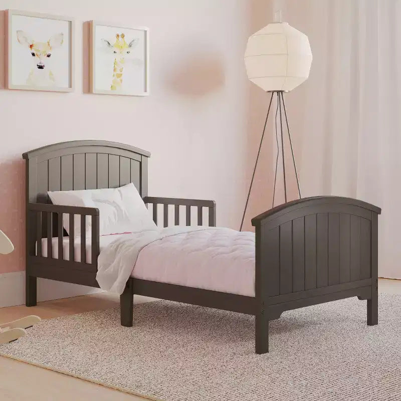 Lettino per bambini Child Craft Hampton con parte superiore ad arco e sponde di protezione, design ribassato, in legno di pino, linee pulite adatte a qualsiasi arredamento