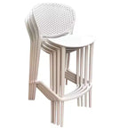 HomeRoots Set di quattro sedie da bar di altezza bancone in plastica resistente bianca con schienale basso da 26 pollici