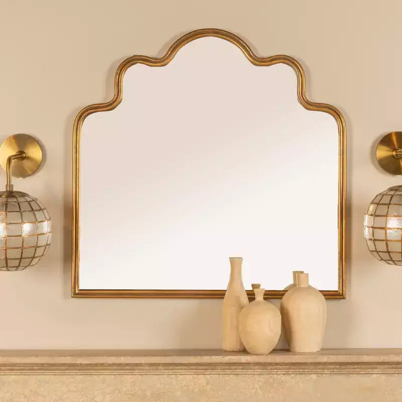 Specchio da parete Storied Home con cornice in metallo dorato, ad arco smerlato ondulato
