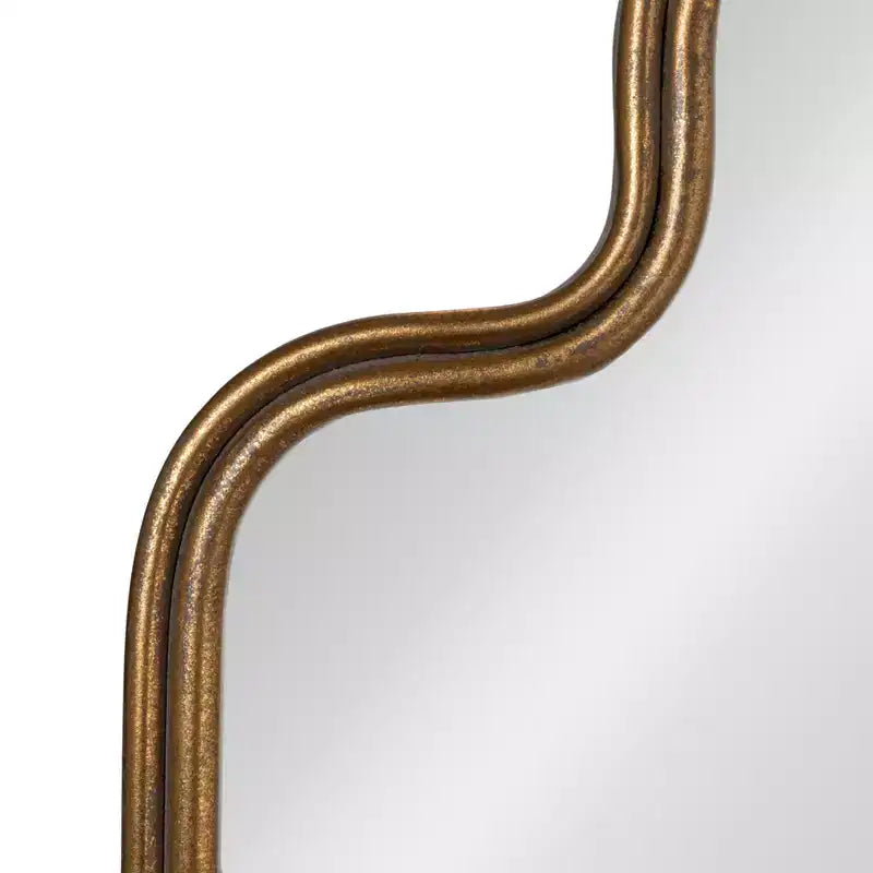 Specchio da parete Storied Home con cornice in metallo dorato, ad arco smerlato ondulato