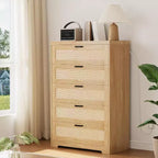 Cassettiera in Rattan a 5 Cassetti, Cassettiera con Prese di Corrente, Comò in Legno con Maniglie in Metallo per Soggiorno, Ripostiglio, Corridoio, Ingresso