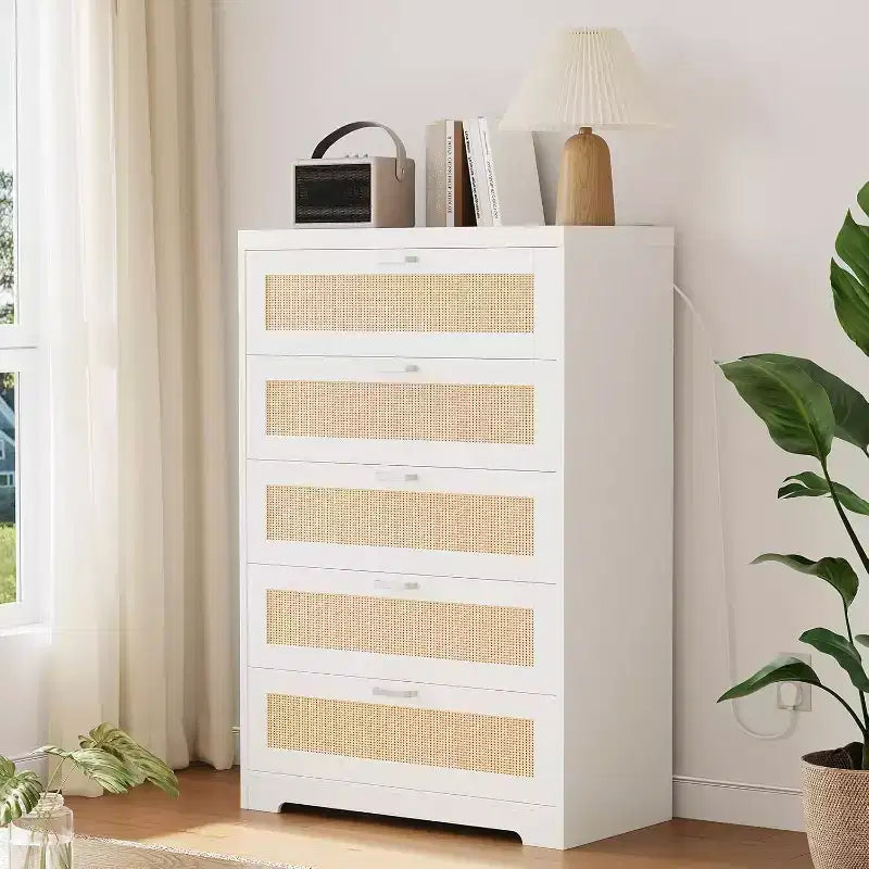 Cassettiera in Rattan a 5 Cassetti, Cassettiera con Prese di Corrente, Comò in Legno con Maniglie in Metallo per Soggiorno, Ripostiglio, Corridoio, Ingresso