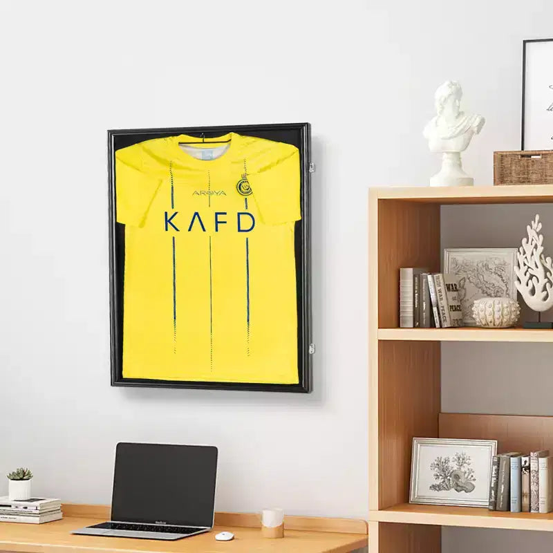 Vetrina espositiva per maglie VEVOR, 61 x 81,3 x 3,8 cm, grande teca sportiva con serratura e 98% di protezione UV in vetro PC e appendini, nera