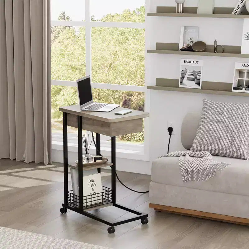 Tavolino a C con Stazione di Ricarica, Tavolino Laterale Ribaltabile, Tavolino Stretto con Ripiano Portaoggetti a 3 Livelli, per Soggiorno e Camera da Letto