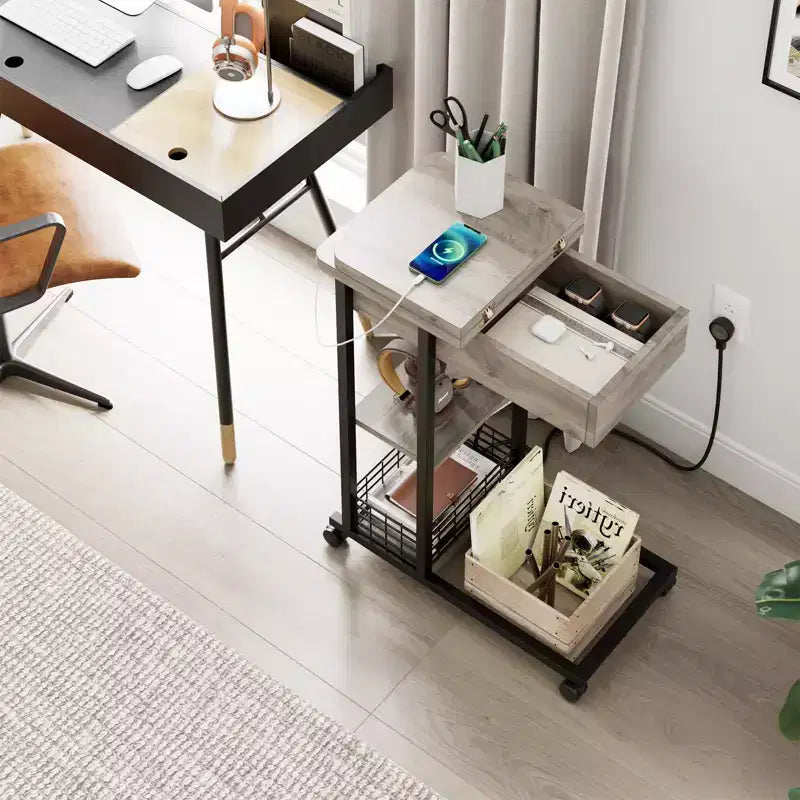 Tavolino a C con Stazione di Ricarica, Tavolino Laterale Ribaltabile, Tavolino Stretto con Ripiano Portaoggetti a 3 Livelli, per Soggiorno e Camera da Letto