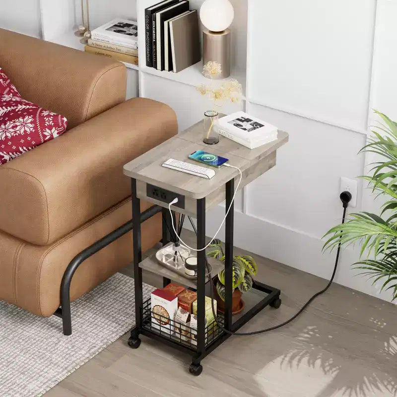 Tavolino a C con Stazione di Ricarica, Tavolino Laterale Ribaltabile, Tavolino Stretto con Ripiano Portaoggetti a 3 Livelli, per Soggiorno e Camera da Letto