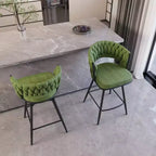 Set di 2 sgabelli da bar girevoli Okak 26, rivestiti in pelle scamosciata con poggiapiedi e schienale intrecciato, gambe nere, sgabelli da bancone per isola cucina