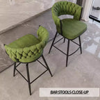 Set di 2 sgabelli da bar girevoli Okak 26, rivestiti in pelle scamosciata con poggiapiedi e schienale intrecciato, gambe nere, sgabelli da bancone per isola cucina