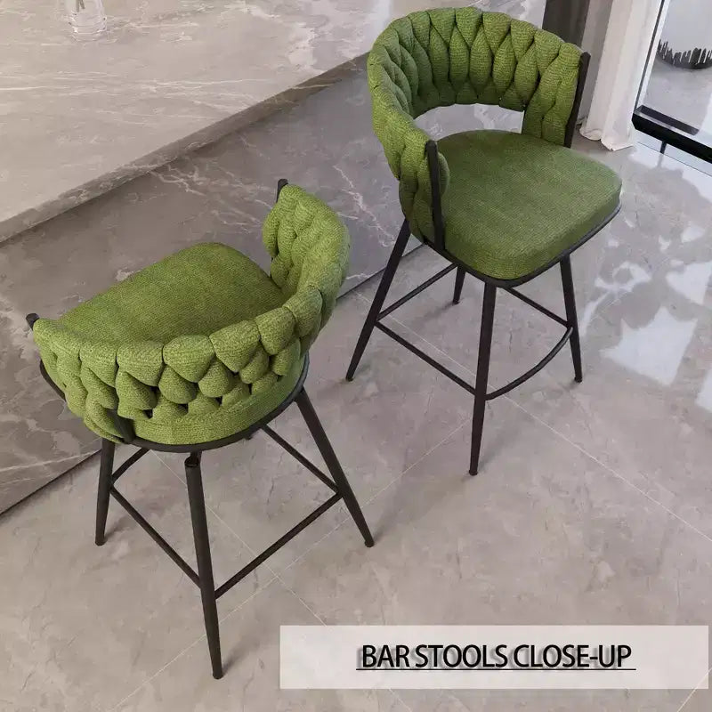 Set di 2 sgabelli da bar girevoli Okak 26, rivestiti in pelle scamosciata con poggiapiedi e schienale intrecciato, gambe nere, sgabelli da bancone per isola cucina