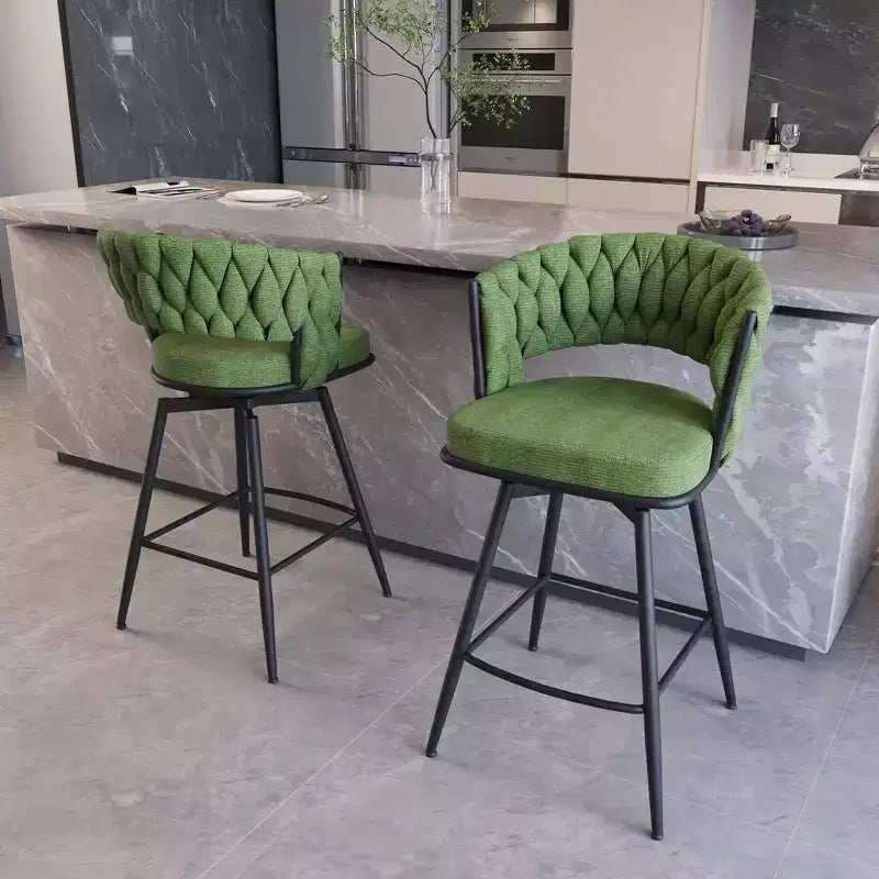 Set di 2 sgabelli da bar girevoli Okak 26, rivestiti in pelle scamosciata con poggiapiedi e schienale intrecciato, gambe nere, sgabelli da bancone per isola cucina