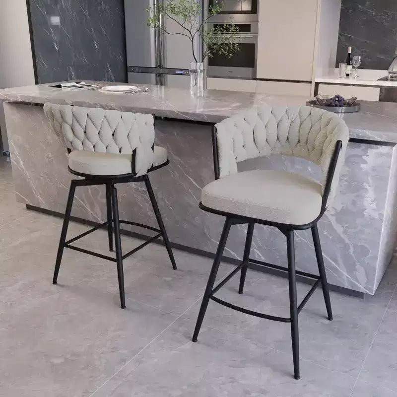Set di 2 sgabelli da bar girevoli Okak 26, rivestiti in pelle scamosciata con poggiapiedi e schienale intrecciato, gambe nere, sgabelli da bancone per isola cucina