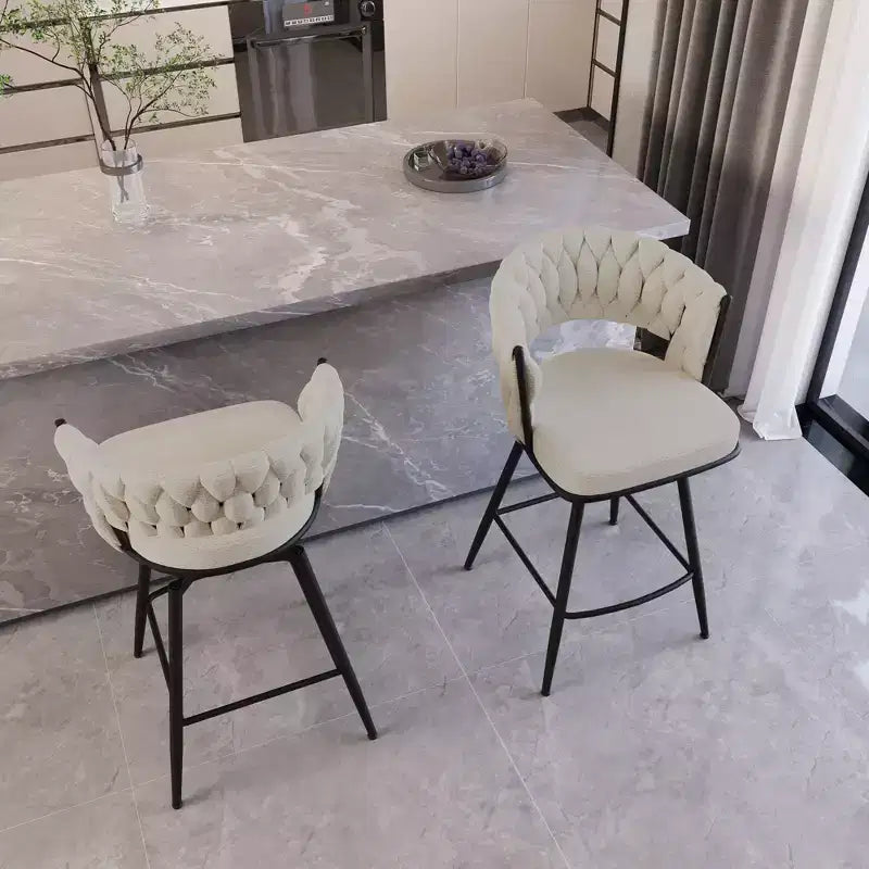Set di 2 sgabelli da bar girevoli Okak 26, rivestiti in pelle scamosciata con poggiapiedi e schienale intrecciato, gambe nere, sgabelli da bancone per isola cucina