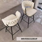 Set di 2 sgabelli da bar girevoli Okak 26, rivestiti in pelle scamosciata con poggiapiedi e schienale intrecciato, gambe nere, sgabelli da bancone per isola cucina