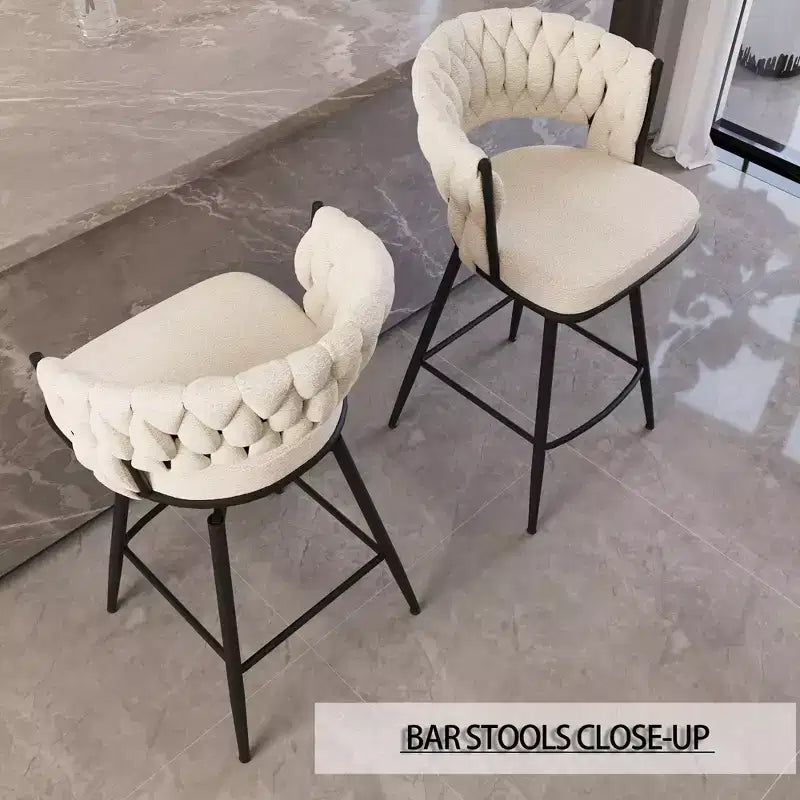 Set di 2 sgabelli da bar girevoli Okak 26, rivestiti in pelle scamosciata con poggiapiedi e schienale intrecciato, gambe nere, sgabelli da bancone per isola cucina