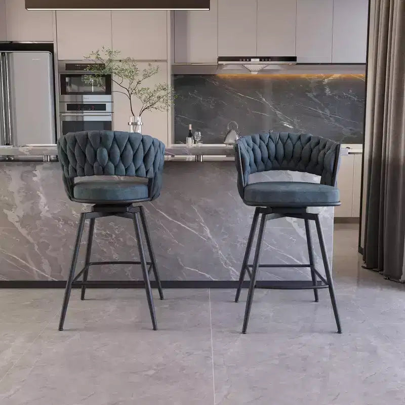 Set di 2 sgabelli da bar girevoli Okak 26, rivestiti in pelle scamosciata con poggiapiedi e schienale intrecciato, gambe nere, sgabelli da bancone per isola cucina