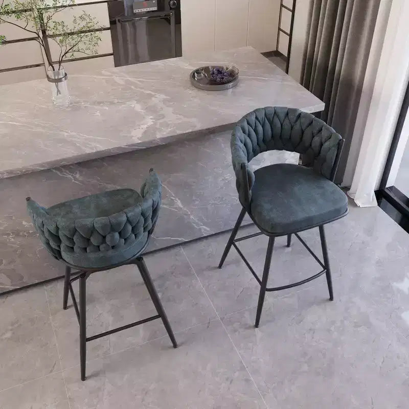 Set di 2 sgabelli da bar girevoli Okak 26, rivestiti in pelle scamosciata con poggiapiedi e schienale intrecciato, gambe nere, sgabelli da bancone per isola cucina