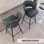 Set di 2 sgabelli da bar girevoli Okak 26, rivestiti in pelle scamosciata con poggiapiedi e schienale intrecciato, gambe nere, sgabelli da bancone per isola cucina
