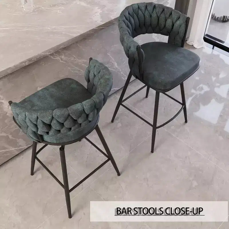 Set di 2 sgabelli da bar girevoli Okak 26, rivestiti in pelle scamosciata con poggiapiedi e schienale intrecciato, gambe nere, sgabelli da bancone per isola cucina