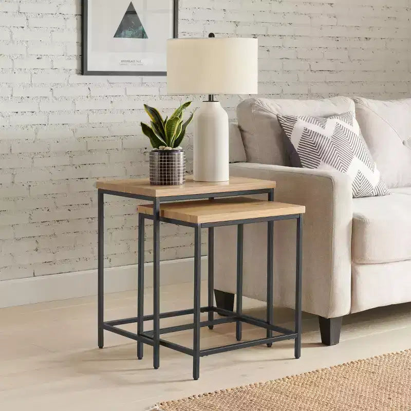 Alaterre Furniture, Set di 2 Tavolini Nido con Ripiani in Legno e Basi in Metallo, Tavolini Laterali Moderni Minimalisti per Soggiorno, Appartamento o Dormitorio, Quercia