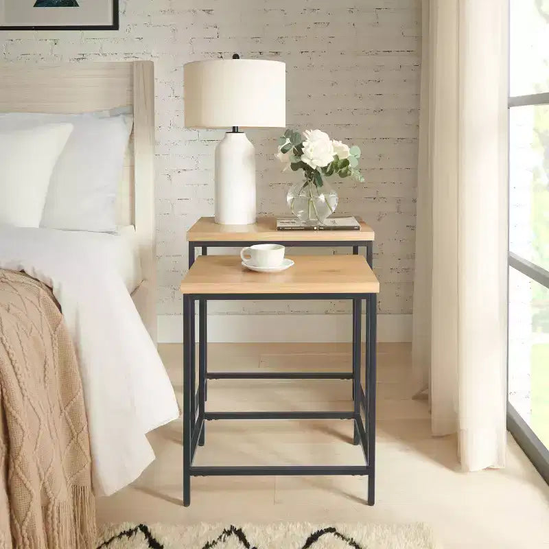 Alaterre Furniture, Set di 2 Tavolini Nido con Ripiani in Legno e Basi in Metallo, Tavolini Laterali Moderni Minimalisti per Soggiorno, Appartamento o Dormitorio, Quercia