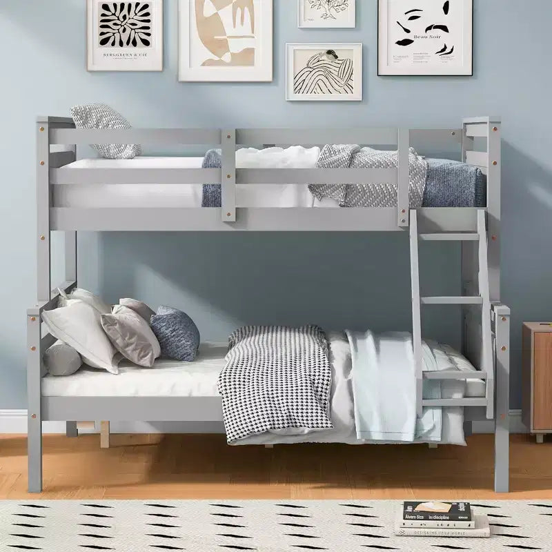 Letto a castello in legno a due piazze per bambini, struttura con ringhiera di protezione per cameretta o dormitorio