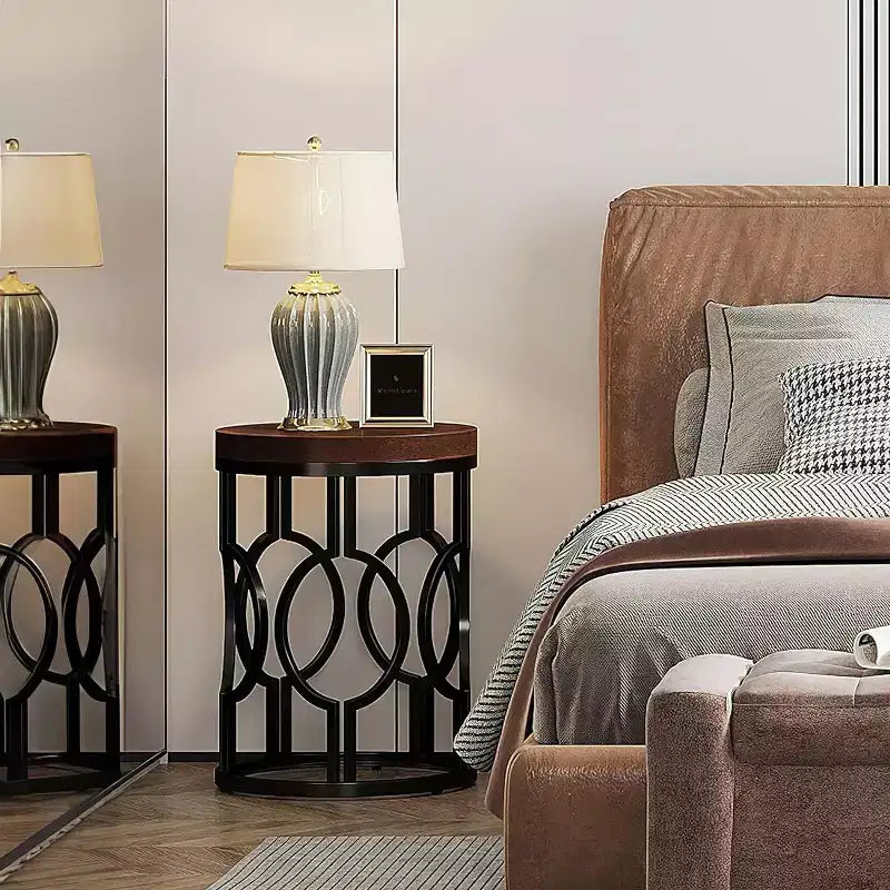 Tavolino rotondo stretto Okak Industrial con base in metallo scavato, comodino cilindrico per soggiorno, camera da letto