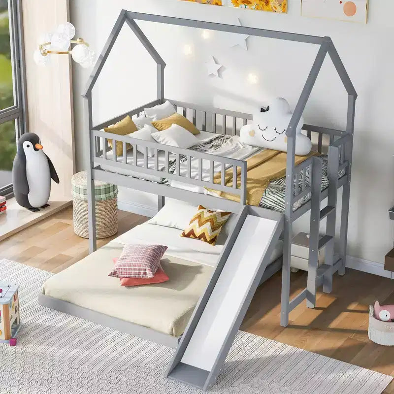 Letto a castello Twin over Full con scaletta e scivolo incorporati, Struttura letto a castello in legno con sponde a tutta lunghezza per cameretta di ragazze e ragazzi