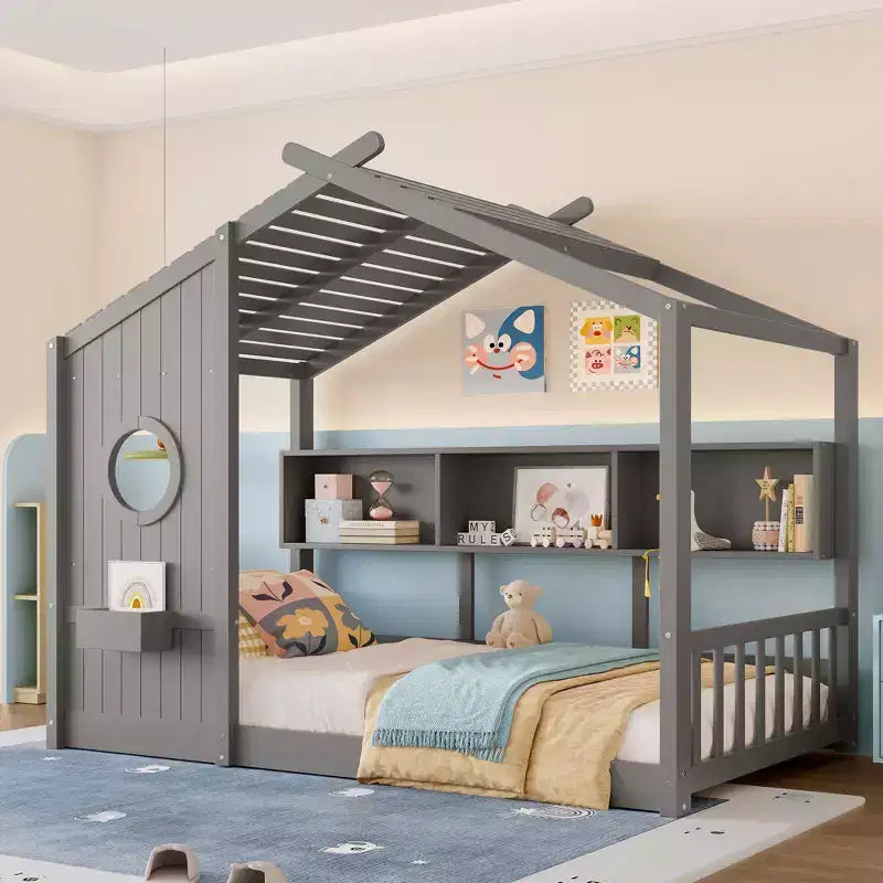 Letto a pavimento Polibi con ripiani portaoggetti integrati e tetto a doghe