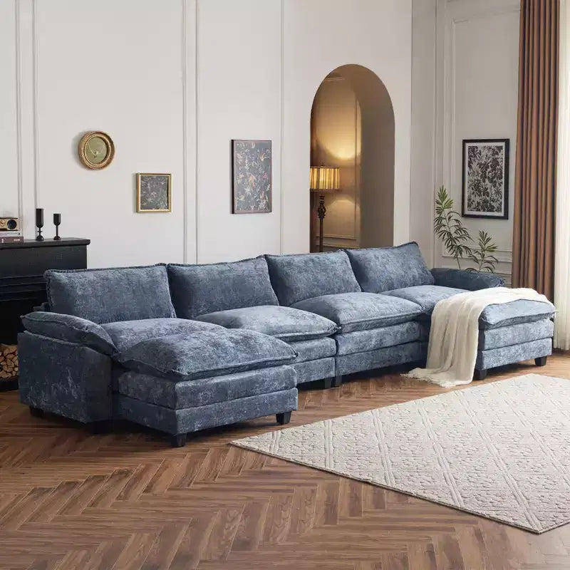 Divano in ciniglia blu Karl Home con poggiatesta a doppio strato e pouf, larghezza 393.7 cm