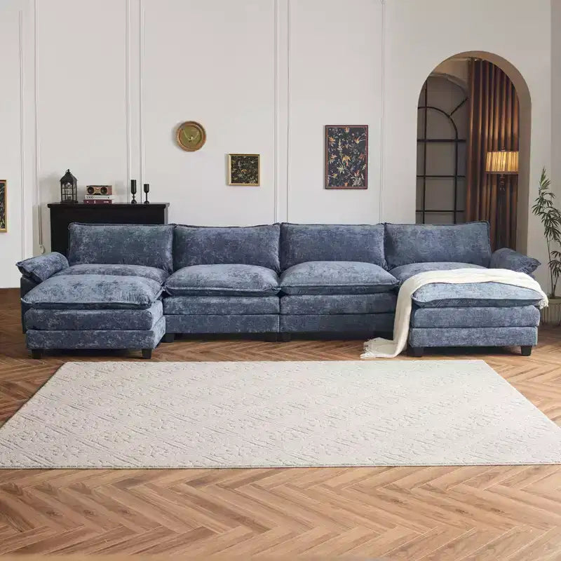 Divano in ciniglia blu Karl Home con poggiatesta a doppio strato e pouf, larghezza 393.7 cm