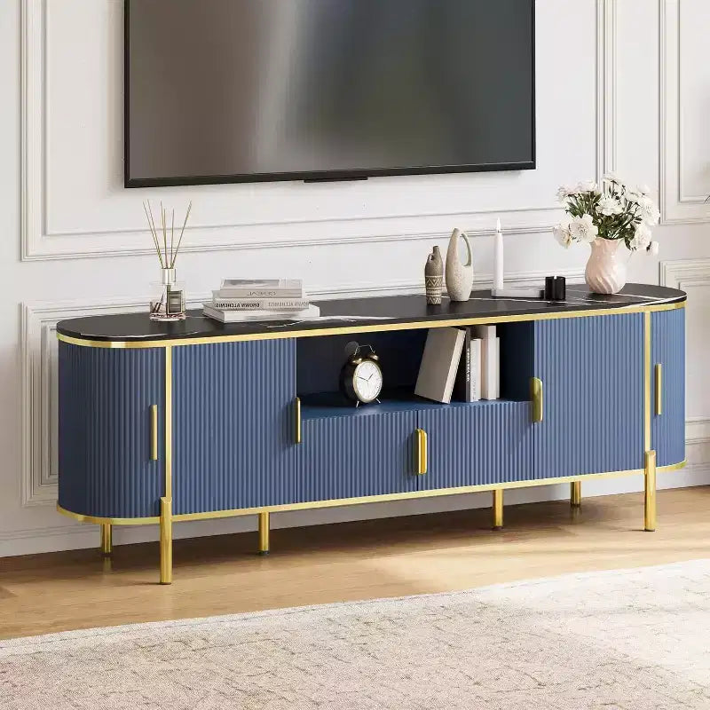 Mobile Porta TV Scanalato, Centro Intrattenimento TV con Top Effetto Marmo, Tavolo Consolle con Ripiani Regolabili Ante Scorrevoli, per Soggiorno, Camera da Letto
