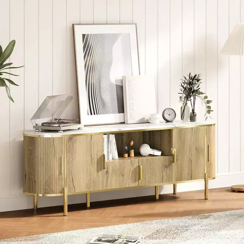 Mobile Porta TV Scanalato, Centro Intrattenimento TV con Top Effetto Marmo, Tavolo Consolle con Ripiani Regolabili Ante Scorrevoli, per Soggiorno, Camera da Letto