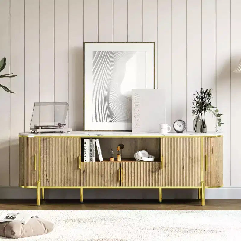 Mobile Porta TV Scanalato, Centro Intrattenimento TV con Top Effetto Marmo, Tavolo Consolle con Ripiani Regolabili Ante Scorrevoli, per Soggiorno, Camera da Letto