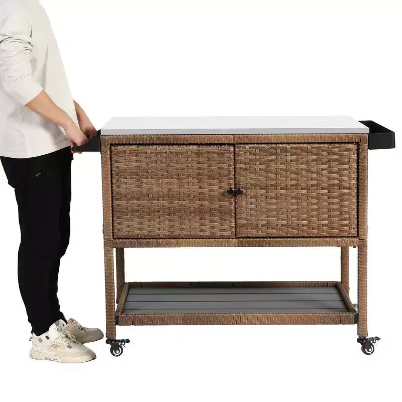 NAYSAYE Carrello Bar da Esterno in Rattan, Porta-Vino e Bevande con Piano in Acciaio Inox per Patio, Marrone, 47,24*20,12*35,04
