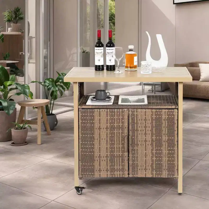 NAYSAYE Carrello Bar da Esterno in Rattan, Banco Portabevande con Piano in Legno Sintetico per Patio, Beige, 35.43*19.69*35.43