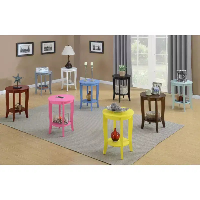 Tavolino d'appoggio rotondo Belmont HomeStock con ripiano inferiore, gambe curve e finitura liscia, ideale per angoli di soggiorno o camera da letto